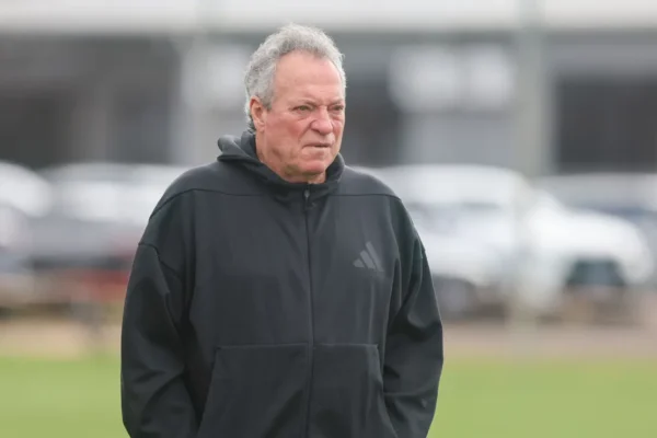 Inter arma força-tarefa com Abel Braga para salvar Pezzolano