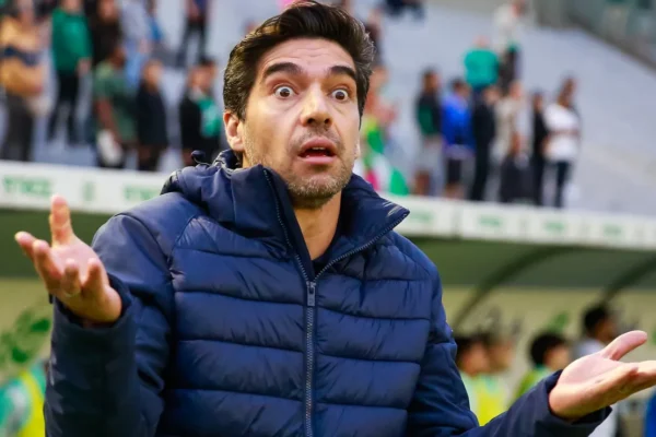 Abel segura os demônios, mas o Palmeiras precisa segurar a bola