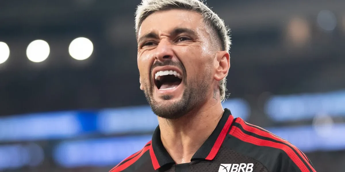 Arrascaeta decide, Flamengo empata e avança na Libertadores