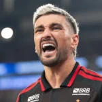 Arrascaeta decide, Flamengo empata e avança na Libertadores