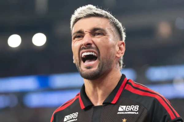 Arrascaeta decide, Flamengo empata e avança na Libertadores