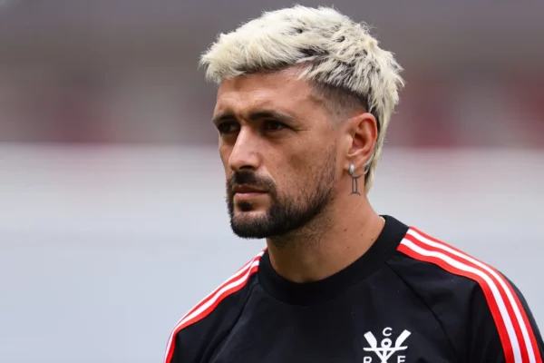 Arrascaeta fratura o punho em amistoso e preocupa o Flamengo