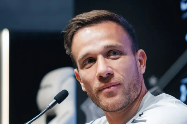 Arthur Melo apoia Neymar: gramado da Vila é um perigo e diretoria fica calada