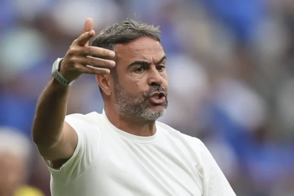 Artur Jorge rebate torcida do Cruzeiro e explica discussão com torcedor