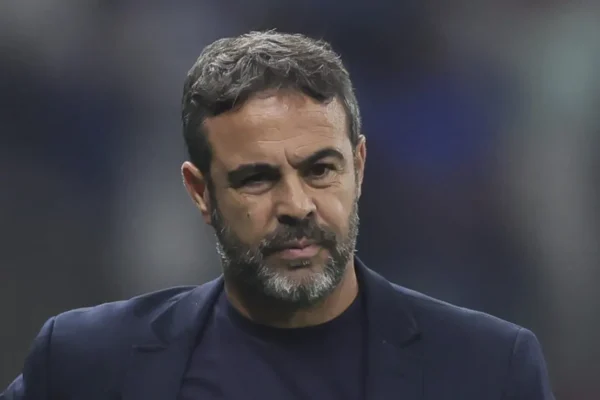 Cruzeiro mantém Artur Jorge apesar das quedas; projeto de longo prazo é prioridade