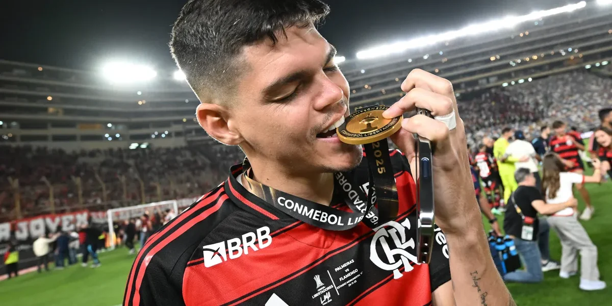Ayrton Lucas exalta evolução no Flamengo sob Jardim: “Essencial para o time”