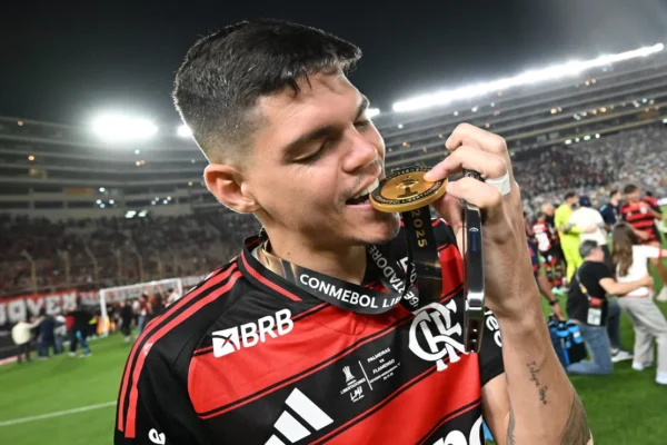 Ayrton Lucas exalta evolução no Flamengo sob Jardim: “Essencial para o time”
