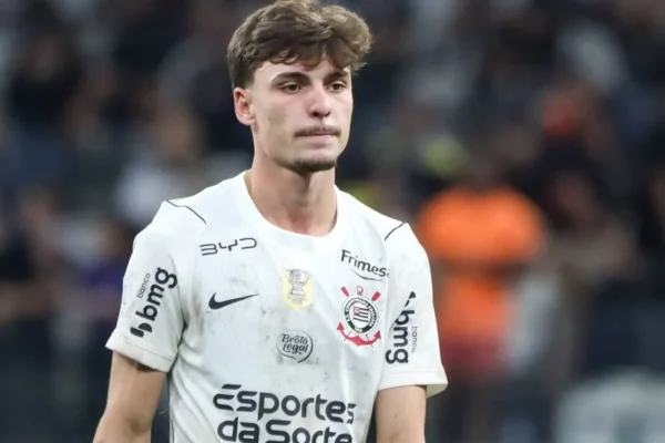 Breno Bidon é derrubado e ainda leva amarelo em empate do Corinthians