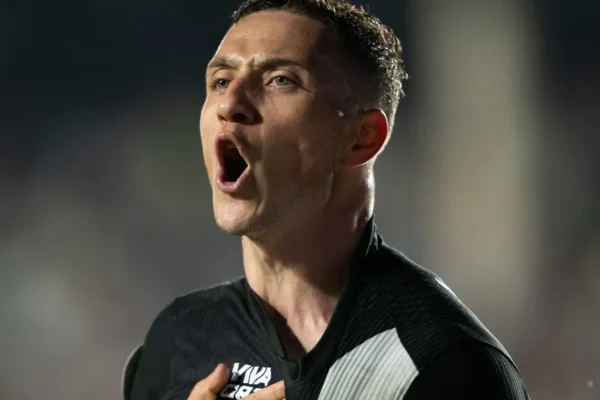 Bruno Duarte marca pela primeira vez e garante Vasco na semifinal