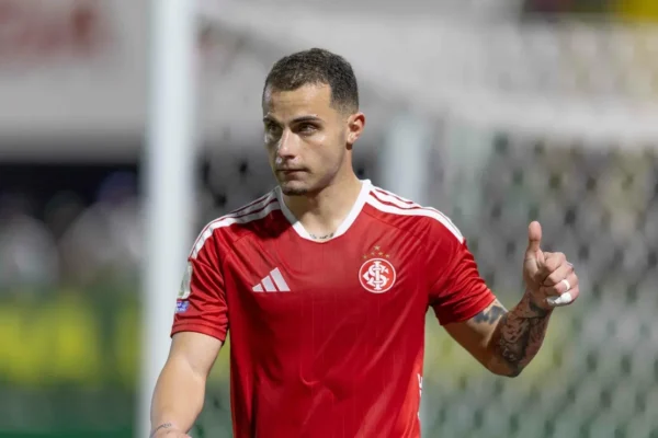 Bruno Gomes treina e será titular do Inter contra o São Paulo