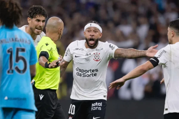Memphis desmente pedido para ficar fora do duelo contra o Flamengo