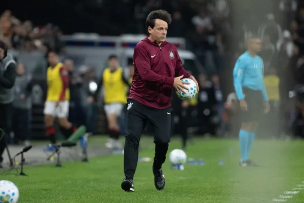 Diniz muda Corinthians contra Fluminense; veja provável time