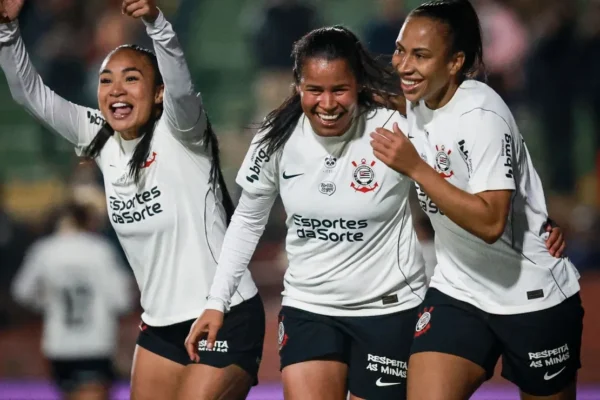 Corinthians paga direitos de imagem atrasados do feminino antes de semifinal
