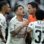 Corinthians: elenco ‘trava’ com método Diniz e crise fora de campo pesa