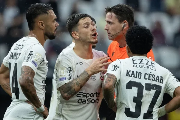Corinthians: elenco ‘trava’ com método Diniz e crise fora de campo pesa
