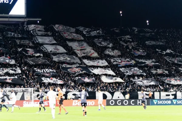 Organizada do Corinthians aguarda reação do time antes de julgar Diniz