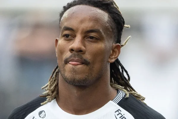 Carrillo treina separado no Peru e vira dúvida contra os EUA