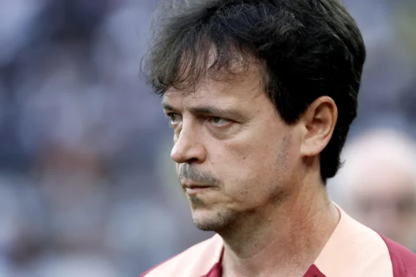 Diniz fica no Corinthians a pedido do elenco, mas pressão cresce