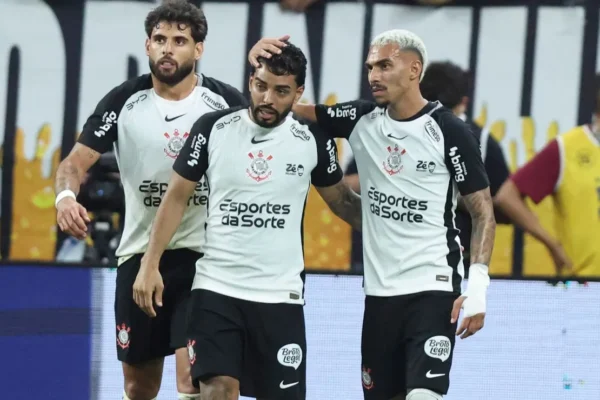 Bidu retorna aos treinos no Corinthians em meio a dores no púbis
