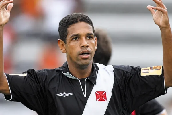 Morre Henrique, ex-zagueiro multicampeão pelo Vasco, aos 49 anos