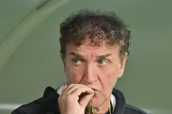 Santos x Inter: Cuca precisa ousar e escalar Miguelito e Rollheiser, não Rony