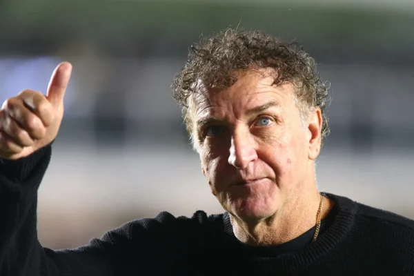 Cuca inova, cala críticos e Santos atropela o Cruzeiro na Vila