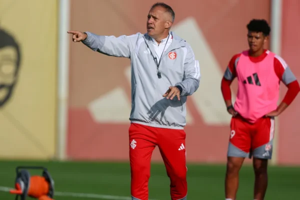 Inter de Eduardo Baptista: três zagueiros e ataque repensado