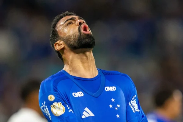 Fabrício Bruno revela dor nas costas e má fase no Cruzeiro