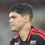 Ayrton Lucas vacila, Flamengo sofre, mas avança na Libertadores