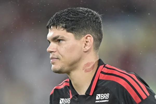 Ayrton Lucas vacila, Flamengo sofre, mas avança na Libertadores