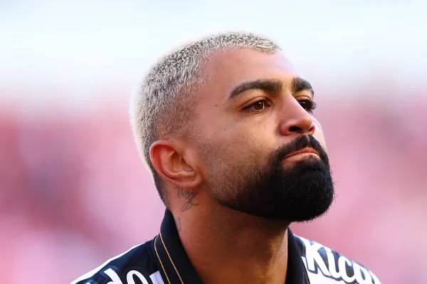 Gabigol brilha, Santos vence Inter e respira no Brasileirão