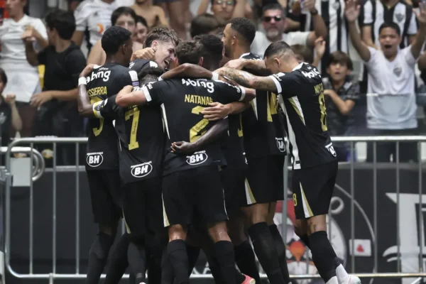 Atlético-MG bate Fluminense por 3 a 1 e sobe na tabela do Brasileirão
