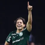 Giay vira o jogo: desconfiança vira aplausos no Palmeiras