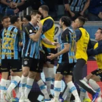 Grêmio atropela Inter com show de Carlos Vinícius e avança na Copa do Brasil