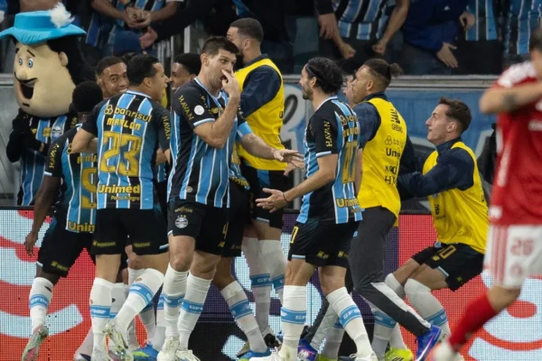 Grêmio atropela Inter com show de Carlos Vinícius e avança na Copa do Brasil