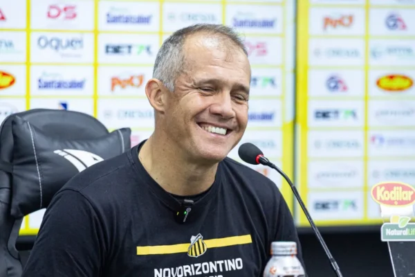 Abel Braga sai em defesa de Eduardo Baptista no Inter