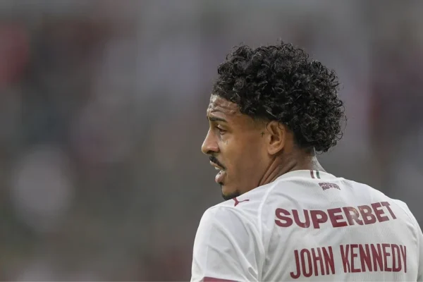 John Kennedy recebe alta e segue recuperação no Fluminense após susto