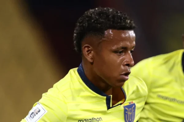 Arroyo brilha no Equador e vira esperança no ataque de Gallardo