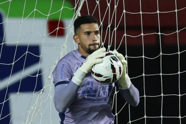 Léo Aragão brilha na Série B mesmo de volta ao Cruzeiro