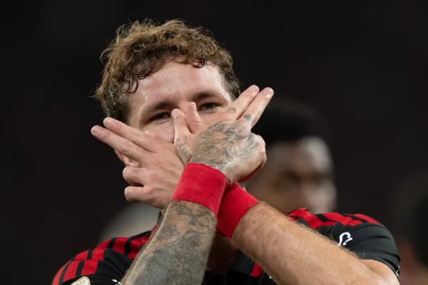 Léo Pereira: Jardim quer renovação e zagueiro espera proposta do Flamengo