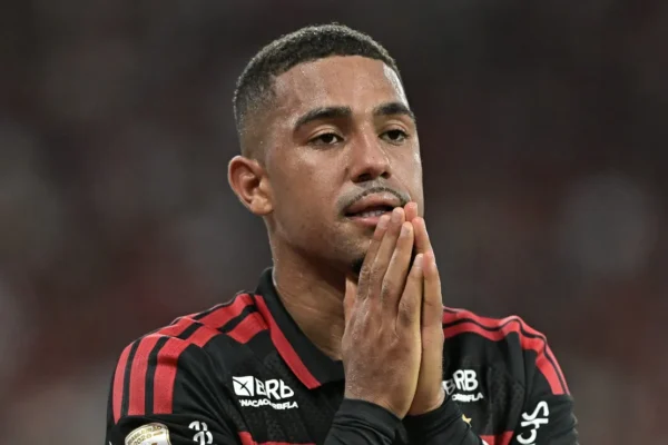 Samuel Lino abre o jogo: irritação no Flamengo foi pelo gramado, não por Jardim