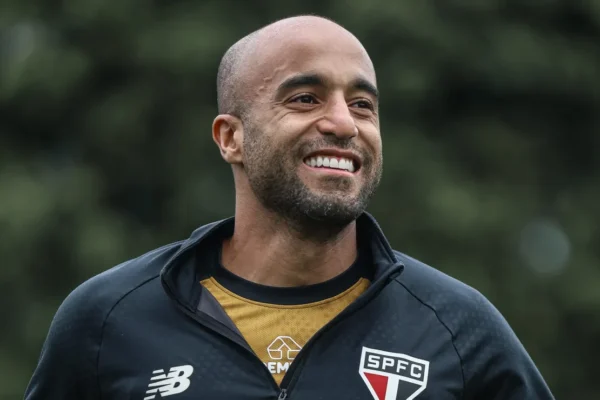 Lucas Moura acelera recuperação e pode voltar ao São Paulo em outubro