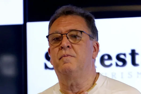 Santos de Marcelo Teixeira: vende joias da base e aposta em medalhões