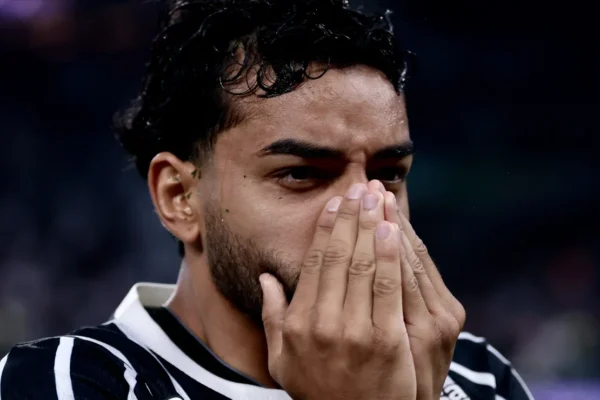 Corinthians domina, mas Chapecoense vira e complica ainda mais a vida do Timão