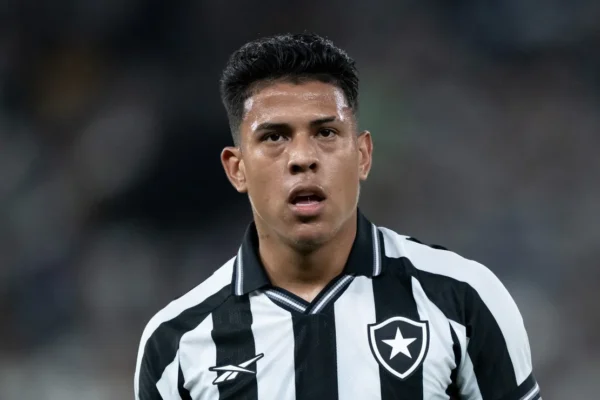 Matheus Martins segue fora do Botafogo e retorno pode ficar para outubro