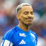 Matheus Pereira desperdiça pênalti e Cruzeiro sofre pressão no Mineirão