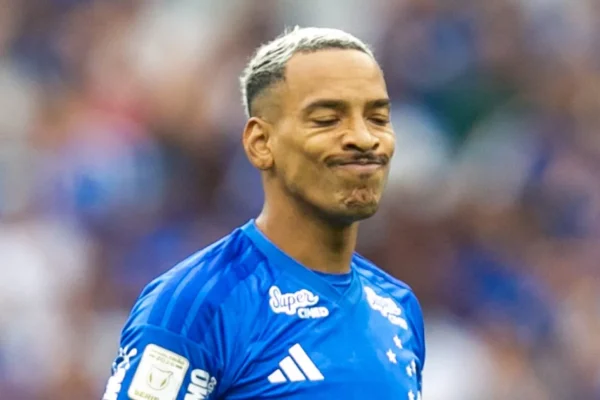 Matheus Pereira desperdiça pênalti e Cruzeiro sofre pressão no Mineirão