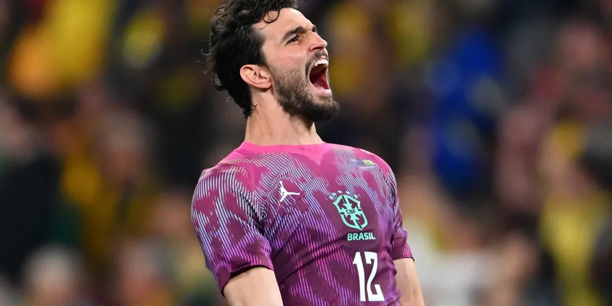 Otávio estreia na Seleção, falha em gol e vira alvo nas redes