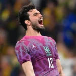Otávio estreia na Seleção, falha em gol e vira alvo nas redes