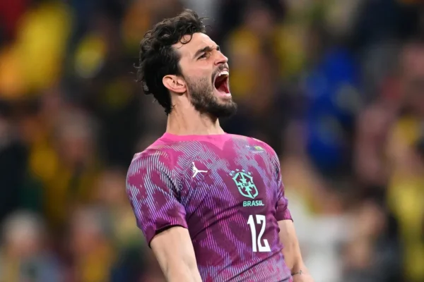 Otávio estreia na Seleção, falha em gol e vira alvo nas redes